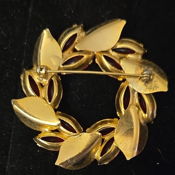 Vintage Juliana Red and Gold Wreath Brooch w/ Aurora Borealis - Picture 5 of 7
